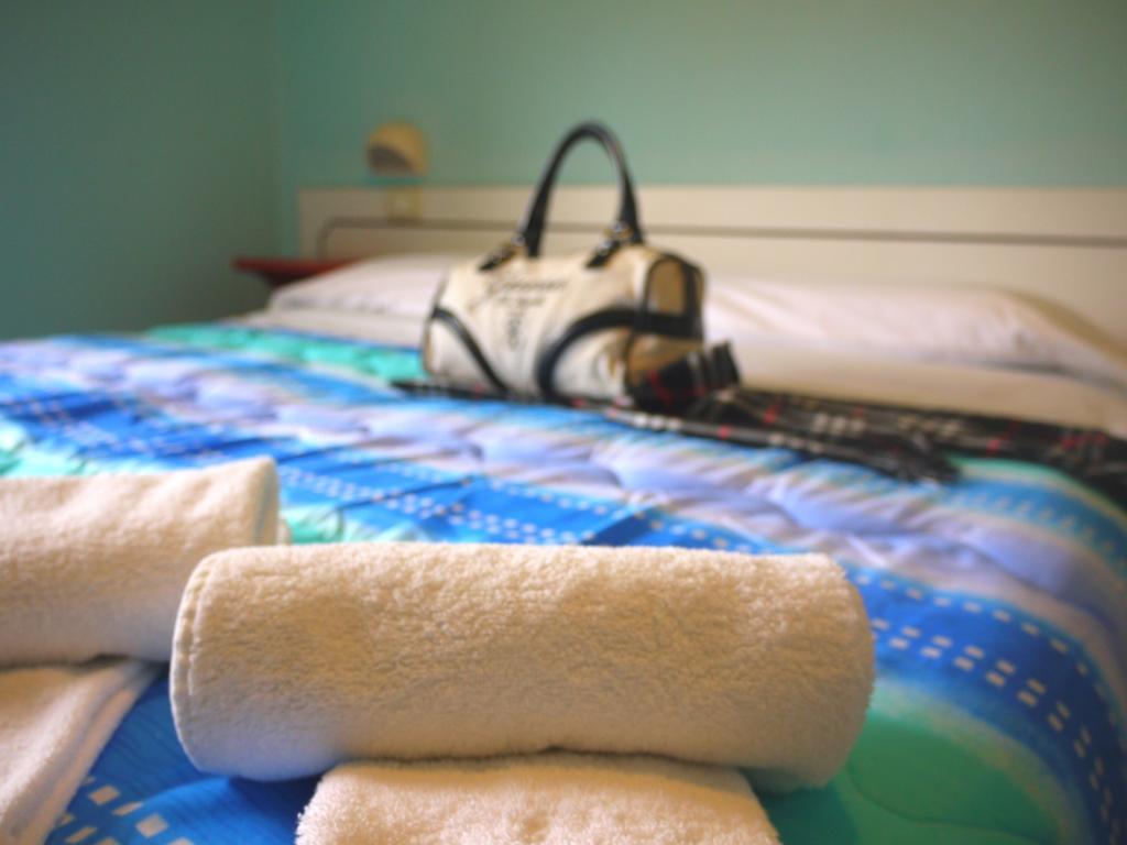 Hotel Maena Ρίμινι Δωμάτιο φωτογραφία